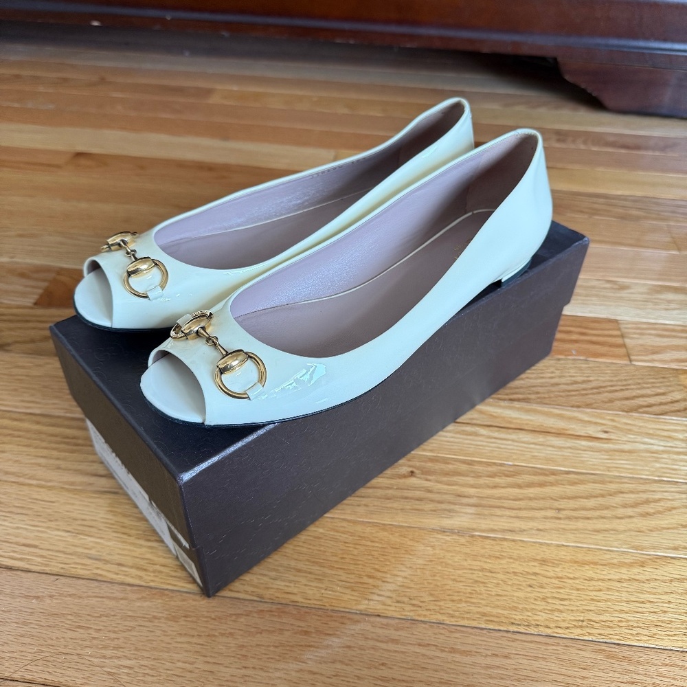 gucci vernice crystal flats in color off white